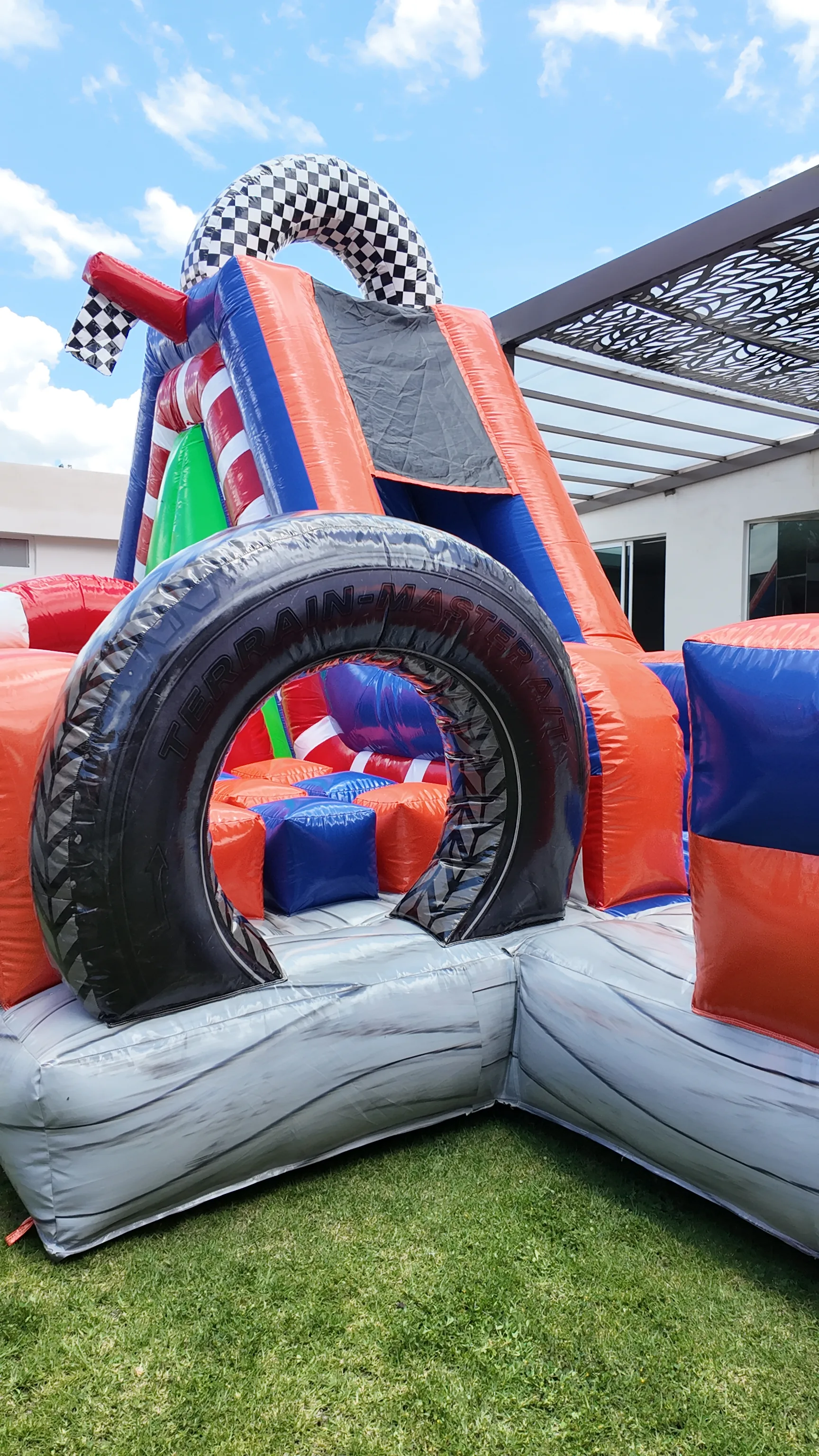 Inflable de carreras en 4 Raices para convivio de Día de Muertos en Tlaxcala